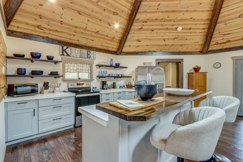 Pond On-Site! Couples Escape 7 Mi to Hiwassee Lake House in Tennessee