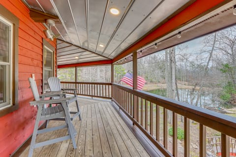 Pond On-Site! Couples Escape 7 Mi to Hiwassee Lake House in Tennessee