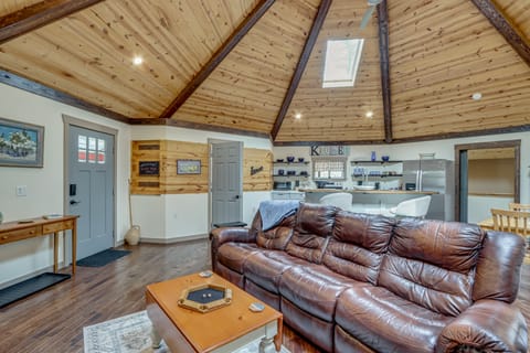 Pond On-Site! Couples Escape 7 Mi to Hiwassee Lake House in Tennessee