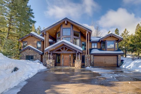 Ski-In/Ski-Out! Mtn-View Donnelly Home w/ Hot Tub House in Valley County