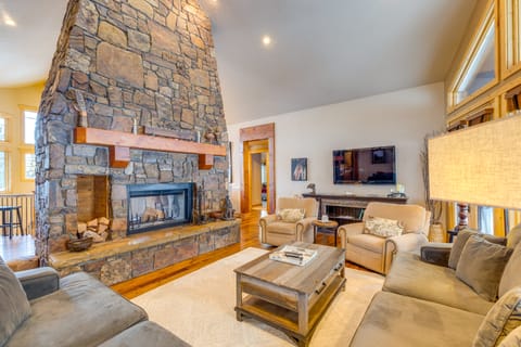 Ski-In/Ski-Out! Mtn-View Donnelly Home w/ Hot Tub House in Valley County