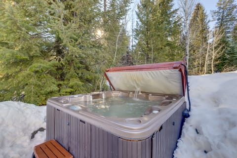 Ski-In/Ski-Out! Mtn-View Donnelly Home w/ Hot Tub House in Valley County