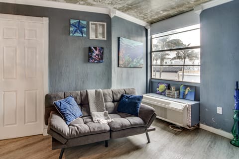 Walk to South Beach Shore! Art Deco Apartment Apartment in Flamingo Lummus