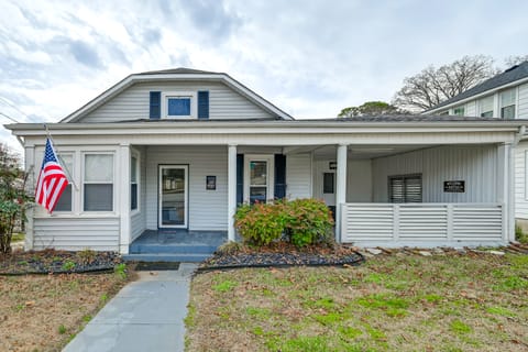 Lake Days & Fireside Nights! Updated Burnside Home House in Burnside