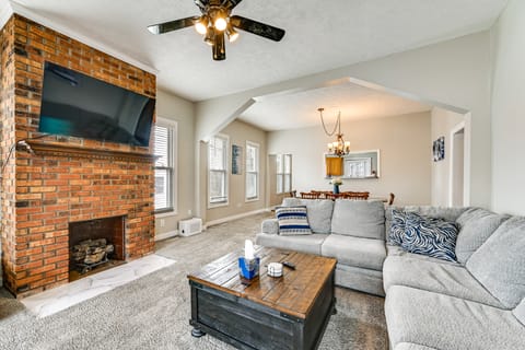 Lake Days & Fireside Nights! Updated Burnside Home House in Burnside