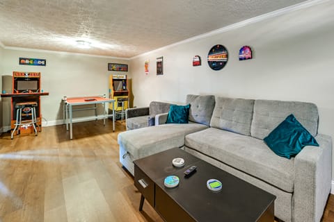 Lake Days & Fireside Nights! Updated Burnside Home House in Burnside