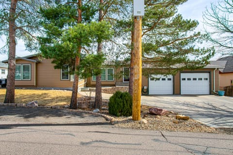 Mountain Basecamp Near Red Rocks Apartment in Golden
