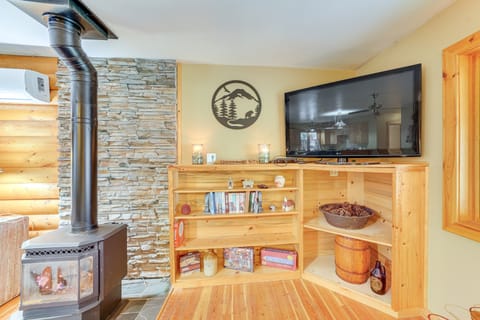 Riverside St Regis Cabin w/ Fire Pit + Grill House in Idaho