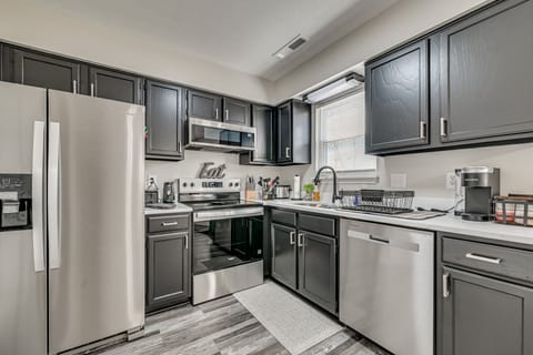 5 Mi to Cave Tour! Couples Adventure Hub Apartment in Bowling Green