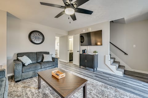 5 Mi to Cave Tour! Couples Adventure Hub Apartment in Bowling Green