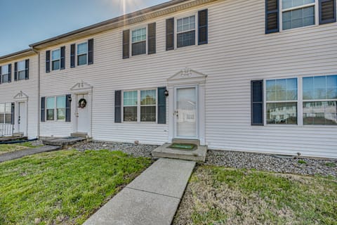 5 Mi to Cave Tour! Couples Adventure Hub Apartment in Bowling Green