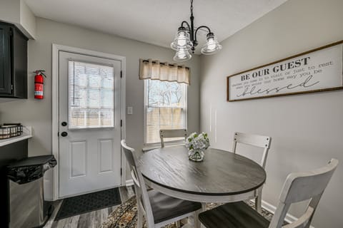 5 Mi to Cave Tour! Couples Adventure Hub Apartment in Bowling Green