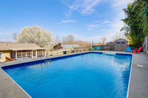 3 Mi to UT & Market Square: Poolside Retreat! House in Knoxville