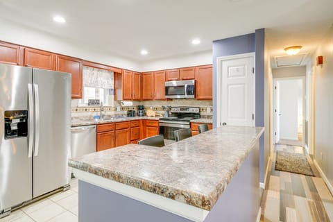 3 Mi to UT & Market Square: Poolside Retreat! House in Knoxville