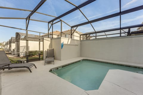4 Mi to Disney! Family Escape w/ Poolside Oasis Apartment in Kissimmee