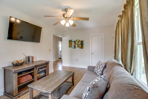 Lakes, Whiskey & More! Charming Home in Tullahoma House in Tennessee