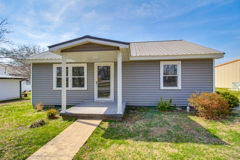 Lakes, Whiskey & More! Charming Home in Tullahoma House in Tennessee