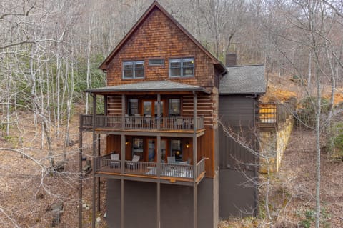 Hot Tub, Pool Table! Luxury Log Cabin in Franklin House in Tennessee