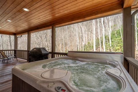 Hot Tub, Pool Table! Luxury Log Cabin in Franklin House in Tennessee