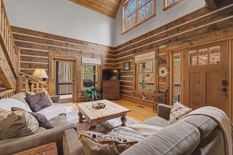Hot Tub, Pool Table! Luxury Log Cabin in Franklin House in Tennessee