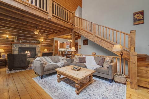 Hot Tub, Pool Table! Luxury Log Cabin in Franklin House in Tennessee