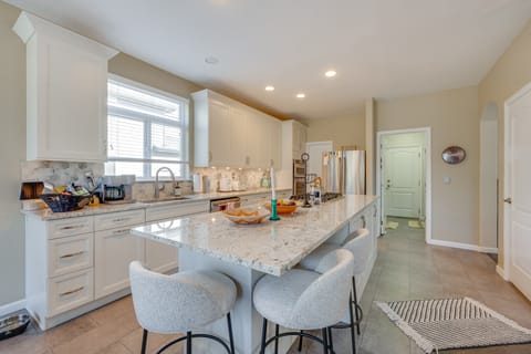 3 Mi to Union Reservoir & Dtwn! Spacious Retreat House in Longmont