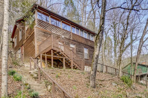 Private Hot Tub! Hillside Smokies Base Camp House in Great Smoky Mountains