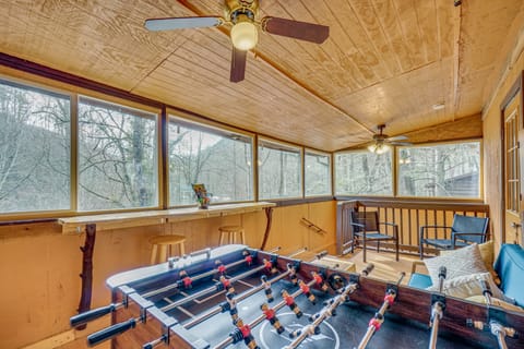 Private Hot Tub! Hillside Smokies Base Camp House in Great Smoky Mountains