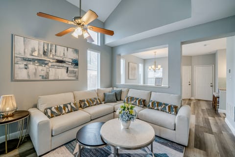 Pet-Friendly! Renovated Arlington Home Near AT&T Apartment in Arlington