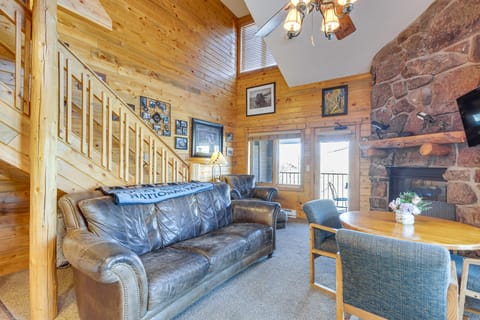 Pool & Hot Tub Access at Top-Floor Granby Getaway! Apartment in Granby