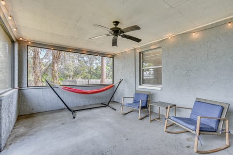 Pet-Friendly Melbourne Retreat w/ Lanai & Hammock! House in Melbourne