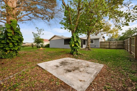 Pet-Friendly Melbourne Retreat w/ Lanai & Hammock! House in Melbourne