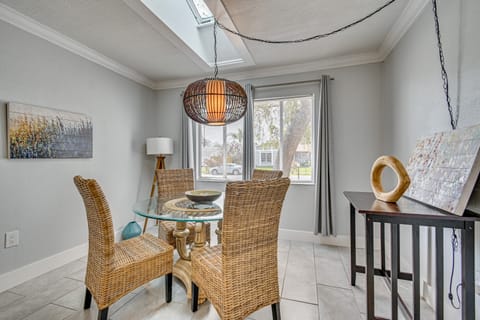 Pet-Friendly Melbourne Retreat w/ Lanai & Hammock! House in Melbourne