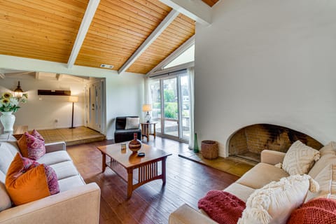 5 Mi to Fresno State: Family Gem w/ Backyard Oasis House in Fresno