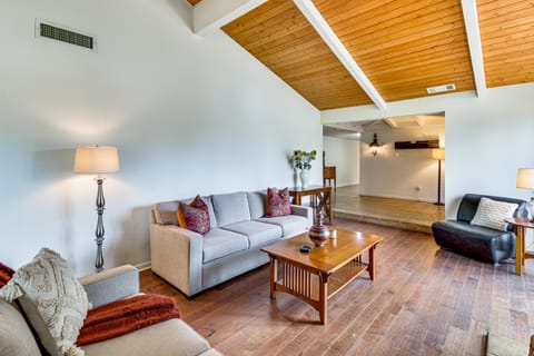 5 Mi to Fresno State: Family Gem w/ Backyard Oasis House in Fresno