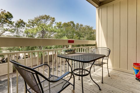 Steps to Shore & Restaurants: Coligny Beach Gem! Apartment in Coligny Beach