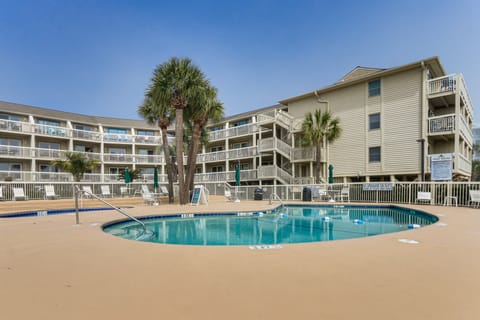 Steps to Shore & Restaurants: Coligny Beach Gem! Apartment in Coligny Beach