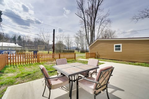 2 Mi to Nat'l Park: Riverside Smoky Mtn Cabin! House in Townsend