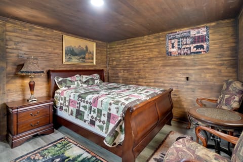 2 Mi to Nat'l Park: Riverside Smoky Mtn Cabin! House in Townsend