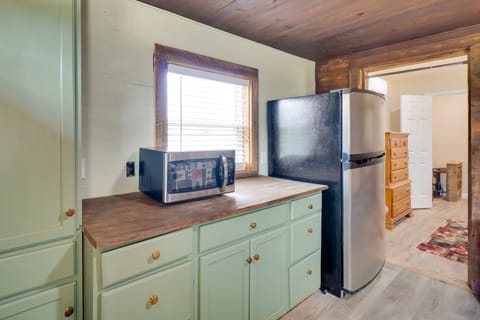 2 Mi to Nat'l Park: Riverside Smoky Mtn Cabin! House in Townsend