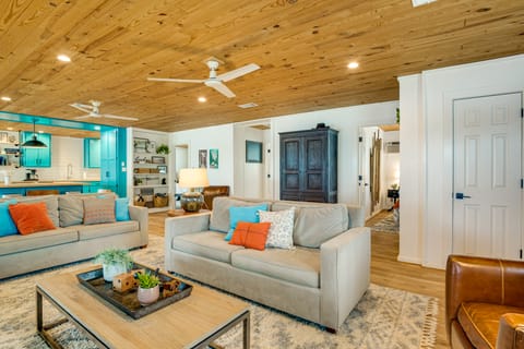 Lakefront Camp Creek Retreat w/ Dock House in Texas