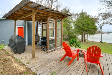 Lakefront Camp Creek Retreat w/ Dock House in Texas