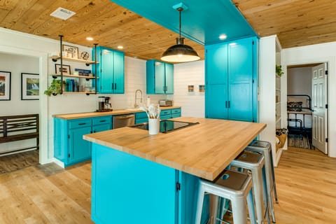 Lakefront Camp Creek Retreat w/ Dock House in Texas