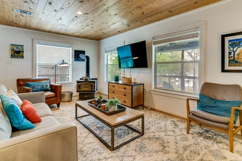 Lakefront Camp Creek Retreat w/ Dock House in Texas