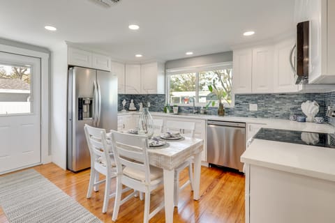 7 Mi to Indian Rocks Beach: Breezy Family Retreat! House in Largo