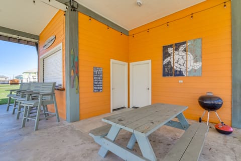 Walk to Shore: Group Getaway in Crystal Beach! House in Bolivar Peninsula