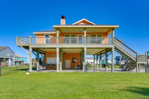 Walk to Shore: Group Getaway in Crystal Beach! House in Bolivar Peninsula