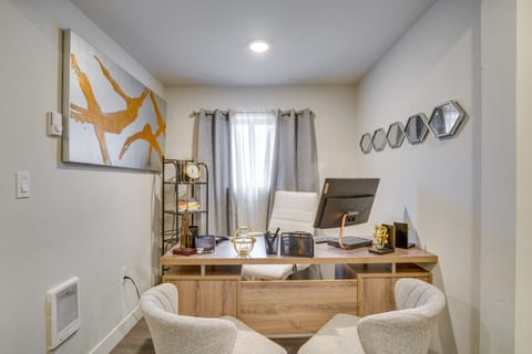 Work & Explore Downtown Tacoma! Convenient Condo Apartment in Tacoma