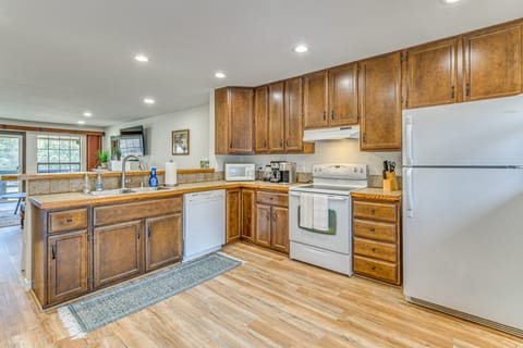 < 2 Mi to Grindstone Lake & Trails! Mtn-View Condo Apartment in Ruidoso