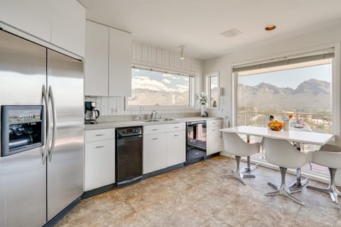 Near Trails: Luxe Mountain-View Retreat in Tucson! House in Oro Valley
